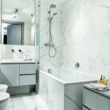 W tym mieszkaniu królują szare wnętrza, a klasyka spotyka się z nowoczesnością.