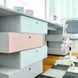 W tym mieszkaniu królują szare wnętrza, a klasyka spotyka się z nowoczesnością.