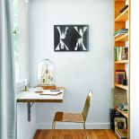 W tym mieszkaniu królują szare wnętrza, a klasyka spotyka się z nowoczesnością.