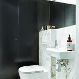 W tym mieszkaniu królują szare wnętrza, a klasyka spotyka się z nowoczesnością.