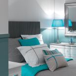 Szaro-lazurowa narzuta, 1700 zł poduszki od 150 zł pościel, 1100 zł Blanc d’Ivoire, Lila Godo