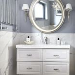 szaro biała łazienka ze srebrnymi dodatkami