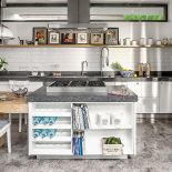 Szarość, biel, na podłodze beton. Nowoczesny okap na kuchenką.