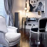 Szarość pasuje zarówno do wnętrz nowoczesnych, jak stylowych.