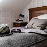 Szarość świetnie się łączy z kolorem ciepłego drewna.