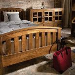 Szerokie łóżko Palisander ma wymiary 180 x 200 cm i kosztuje 3650 zł. Do kompletu komoda w cenie 2650 zł. BELBAZAAR