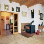 Szerokie przeszklone drzwi zapraszają do salonu.