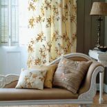 Szezlong obity tkaniną firmy Malabar, kolekcja Chiru, aranżacja DECODERE.