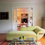 Szezlong z lat 20. wspaniale się prezentuje w pistacjowym obiciu.