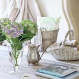 Szklane i srebrzone naczynia są z Decolor i Scandinavian Living.