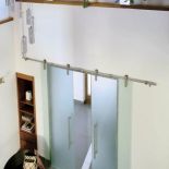 Szklane, suwade drzwi. Apartament nie na sprzedaż