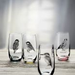 Szklanki z rozpikselowanymi obrazkami ptaków.