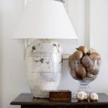 Szklany puchar wypełniony muszlami wygląda bardzo dekoracyjnie.