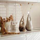 biała kuchnia w eleganckim apartamencie