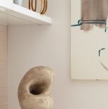 biała kuchnia w eleganckim apartamencie