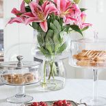 Szkło, słodycze i kwiaty. Zabawa z kolorami