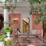 Szlachetne barwy ścian komponują się z kamienną mozaiką i obiciami mebli.