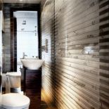 Szlachetne materiały nie wymagają dodatkowych ozdób. W jednej z łazienek jest nią ściana wykonana z paseczków ciętej carrary.