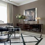 Szlachetne szarości, marmurowe posadzki, przeszklone schody, lustra i stal.