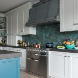 Szlachetne w swej prostocie i proporcjach szafki kuchenne oraz czyste linie decydujące o ponadczasowej estetyce.