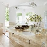 Szlachetnie i... smacznie. Łazienka wyłożona zostałą marmurem w cieplym kolorze biszkoptu.