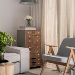 stare i nowe meble w salonie