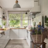 biała kuchnia z drewnianym blatem