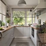 biała kuchnia z drewnianym blatem