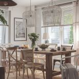 drewniany stół w jadalni