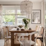 drewniany stół z krzesłami w jadalni