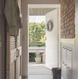 hol przedpokój z ceglaną ścianą