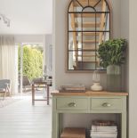 konsola z lustrem w holu przedpokoju