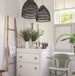 biała łazienka w stylu skandynawskim