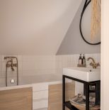 mała łazienka przy sypialni na poddaszu