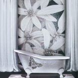 Sztuka mozaiki doprowadzona do perfekcji. Wanna z kolekcji Sultan, a na ścianie Flower Power – panel wielkości 150 x