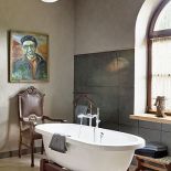 Sztuka pojawia się również na ścianach łazienki, która jest jak salon kąpielowy.