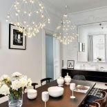 Sztukaterie wokół lustra i lampy Quasar przypominające kształtem pajęczą sieć dodają jadalni kobiecości. Na ścianie