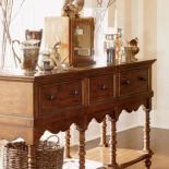 Szufladek nigdy za wiele. Ta komoda pomieści wszystkie niezbędne drobiazgi.