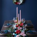 Ta dekoracja świątecznego stołu z pewnością zaskoczy gości. Zieleń na środku stołu w połączeniu ze