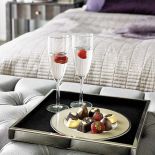 Ta elegancka rezydencja jest jak szkatułka z błyskotkami. Mnóstwo w niej luster, kryształów i mebli na wysoki połysk. Dużo