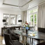 Ta elegancka rezydencja jest jak szkatułka z błyskotkami. Mnóstwo w niej luster, kryształów i mebli na wysoki połysk. Dużo