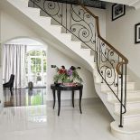 Ta elegancka rezydencja jest jak szkatułka z błyskotkami. Mnóstwo w niej luster, kryształów i mebli na wysoki połysk. Dużo