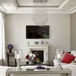 Ta elegancka rezydencja jest jak szkatułka z błyskotkami. Mnóstwo w niej luster, kryształów i mebli na wysoki połysk. Dużo