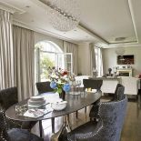 Ta elegancka rezydencja jest jak szkatułka z błyskotkami. Mnóstwo w niej luster, kryształów i mebli na wysoki połysk. Dużo