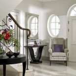 Ta elegancka rezydencja jest jak szkatułka z błyskotkami. Mnóstwo w niej luster, kryształów i mebli na wysoki połysk. Dużo