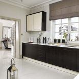 Ta elegancka rezydencja jest jak szkatułka z błyskotkami. Mnóstwo w niej luster, kryształów i mebli na wysoki połysk. Dużo