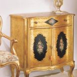 Ta komoda kryje w sobie podręczny barek. Wymiary: 86 x 40 x 93 cm. Cena - 13 156 zł. ORIGINE ITALIA