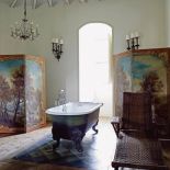 Ta łazienka mieści się w wieży. Zdobi ją belkowany sufit i piękne parawany.