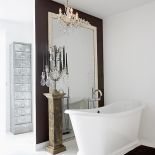 Ta wanna jest współczesną kopią żeliwnej balii.