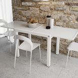 Tagano – metalowa rama i hartowane szkło, ok. 1999 zł. Loreto – krzesło z błyszczącego tworzywa w metalowej